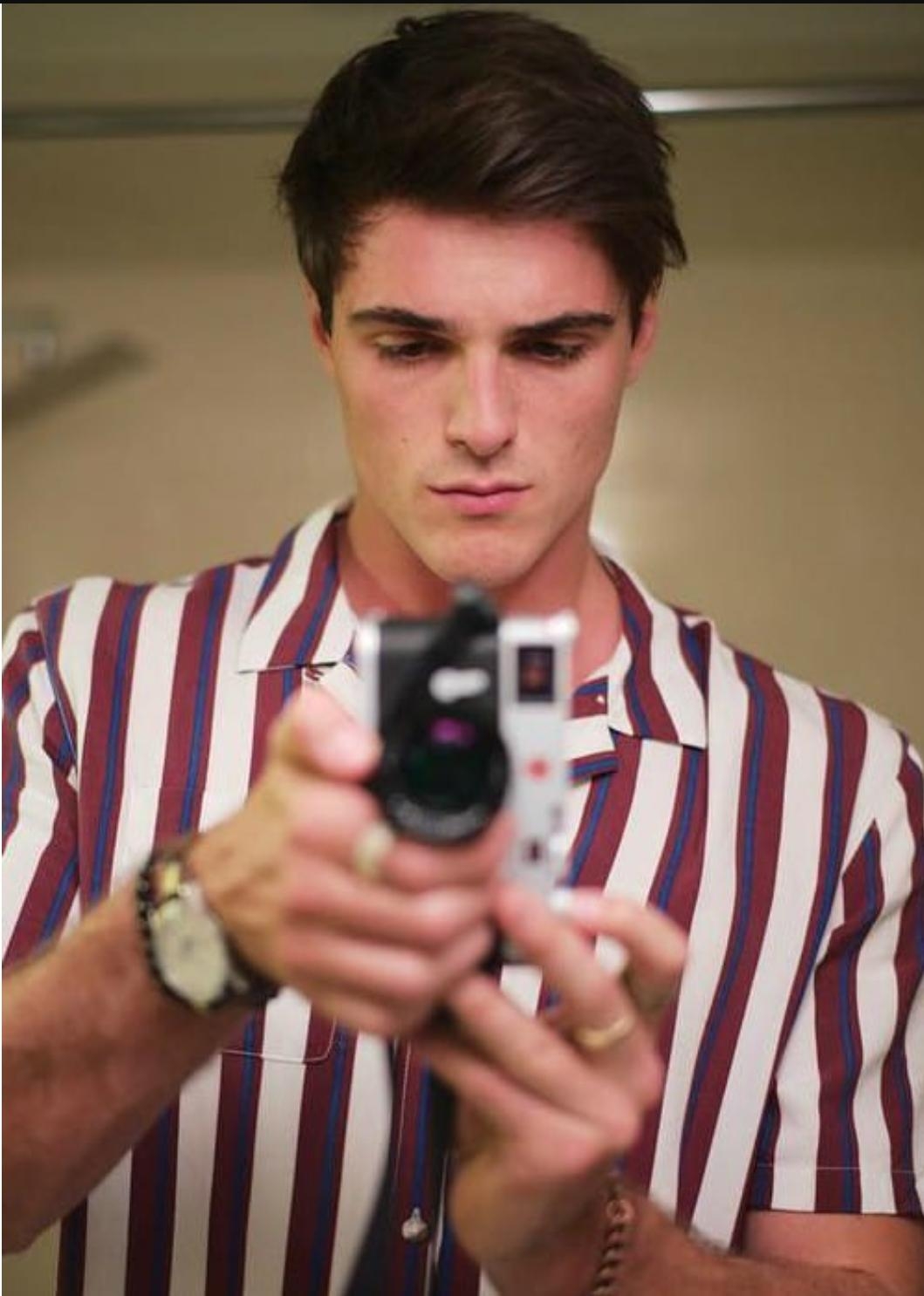1060x1490 MCM: The Kissing Booth's Jacob Elordi aka Google, How old is Jacob, Phone