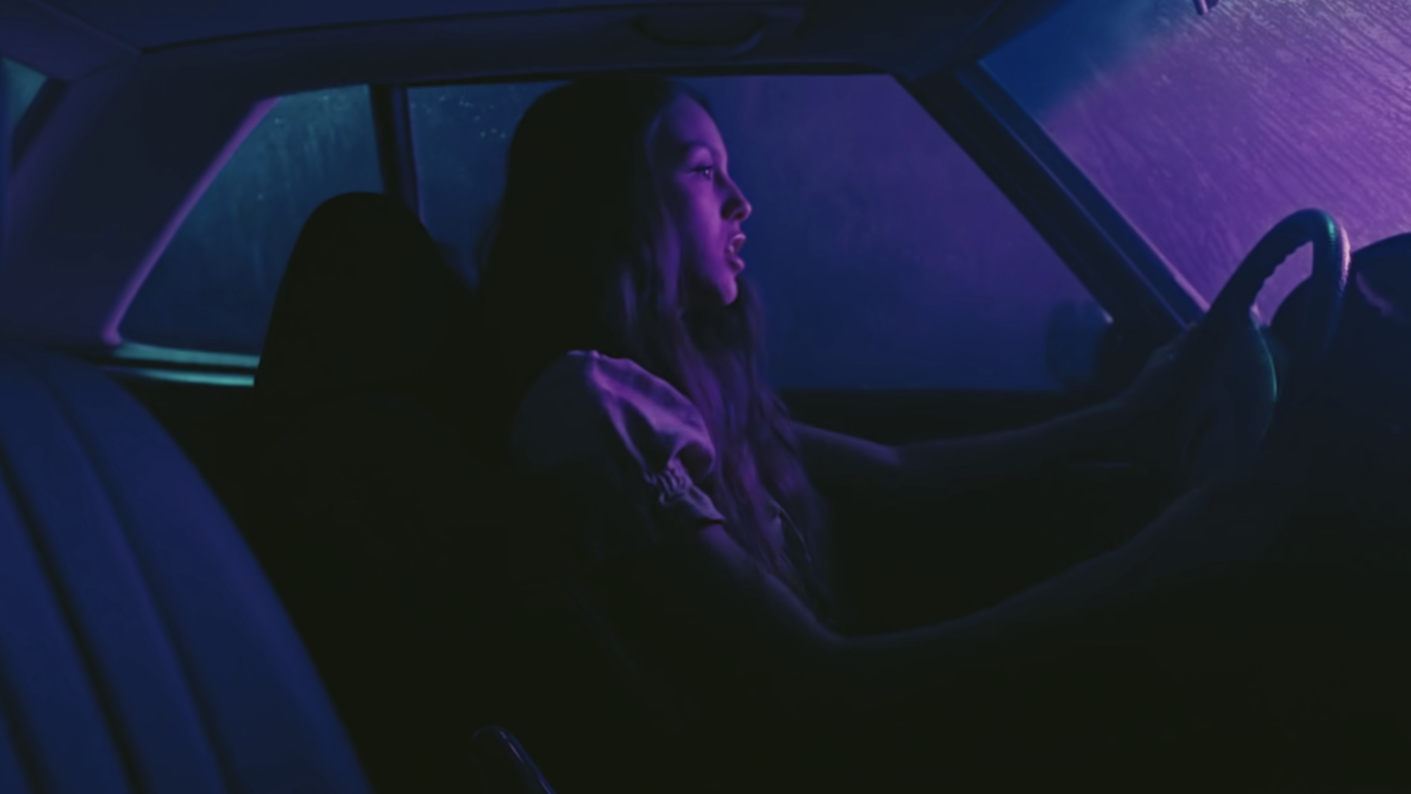 2750x1550 Review: Olivia Rodrigo dazzles, Desktop