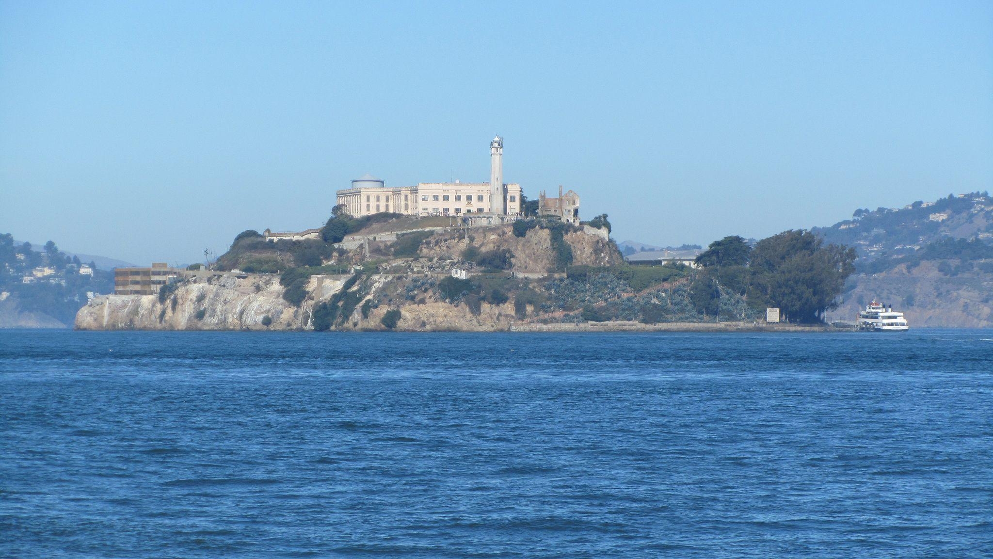 2050x1160 Alcatraz Island in San Francisco, Desktop