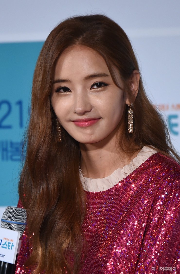 740x1130 Han Chae Young Gallery (한채영) HanCinema, Phone