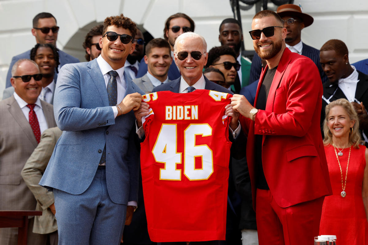 1200x800 Patrick Mahomes intercepts Travis Kelce as Chiefs TE attempts to take over Joe Biden's White House podium, Desktop