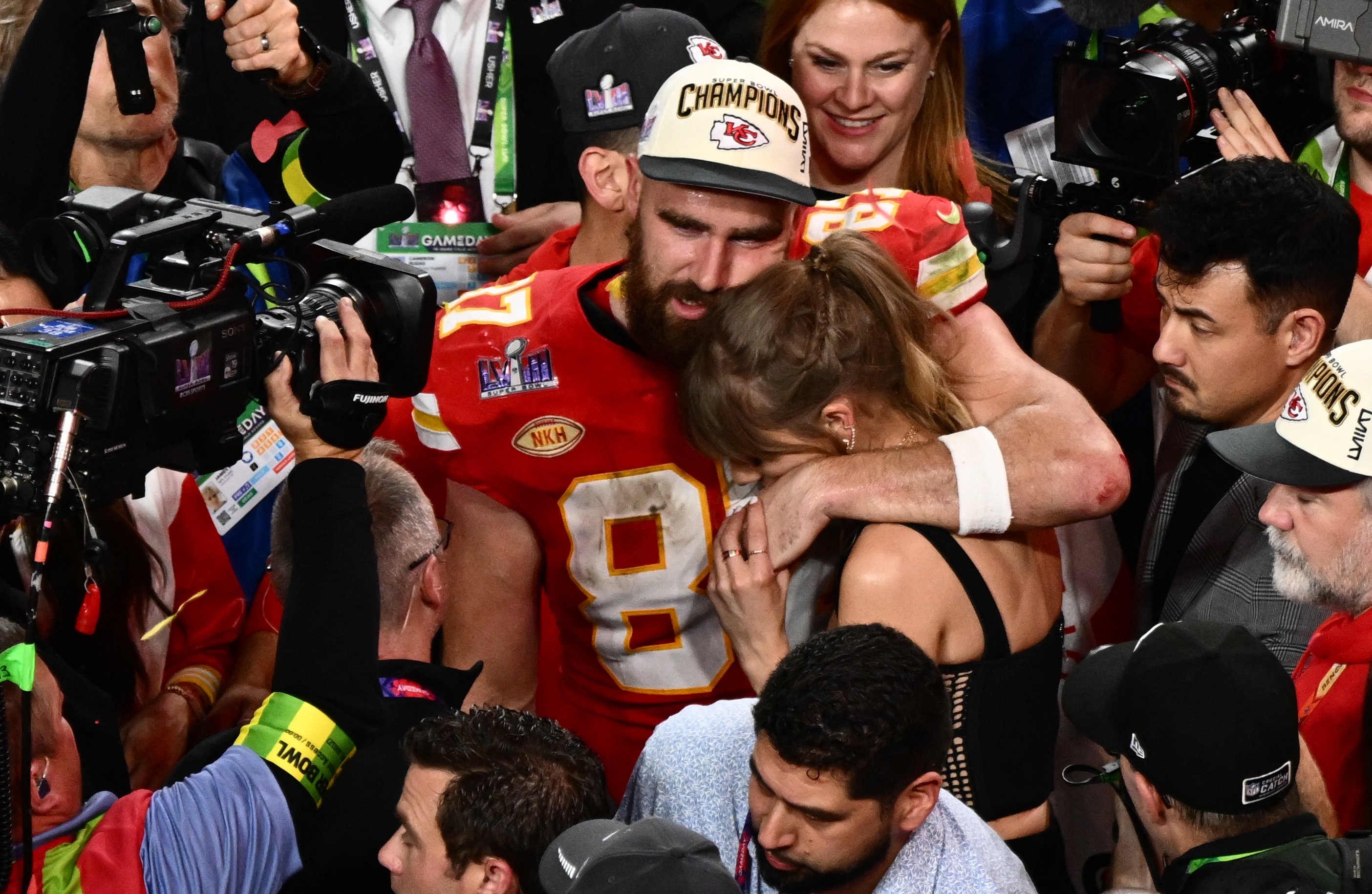 2810x1830 Taylor Swift, Travis Kelce kiss after, Desktop