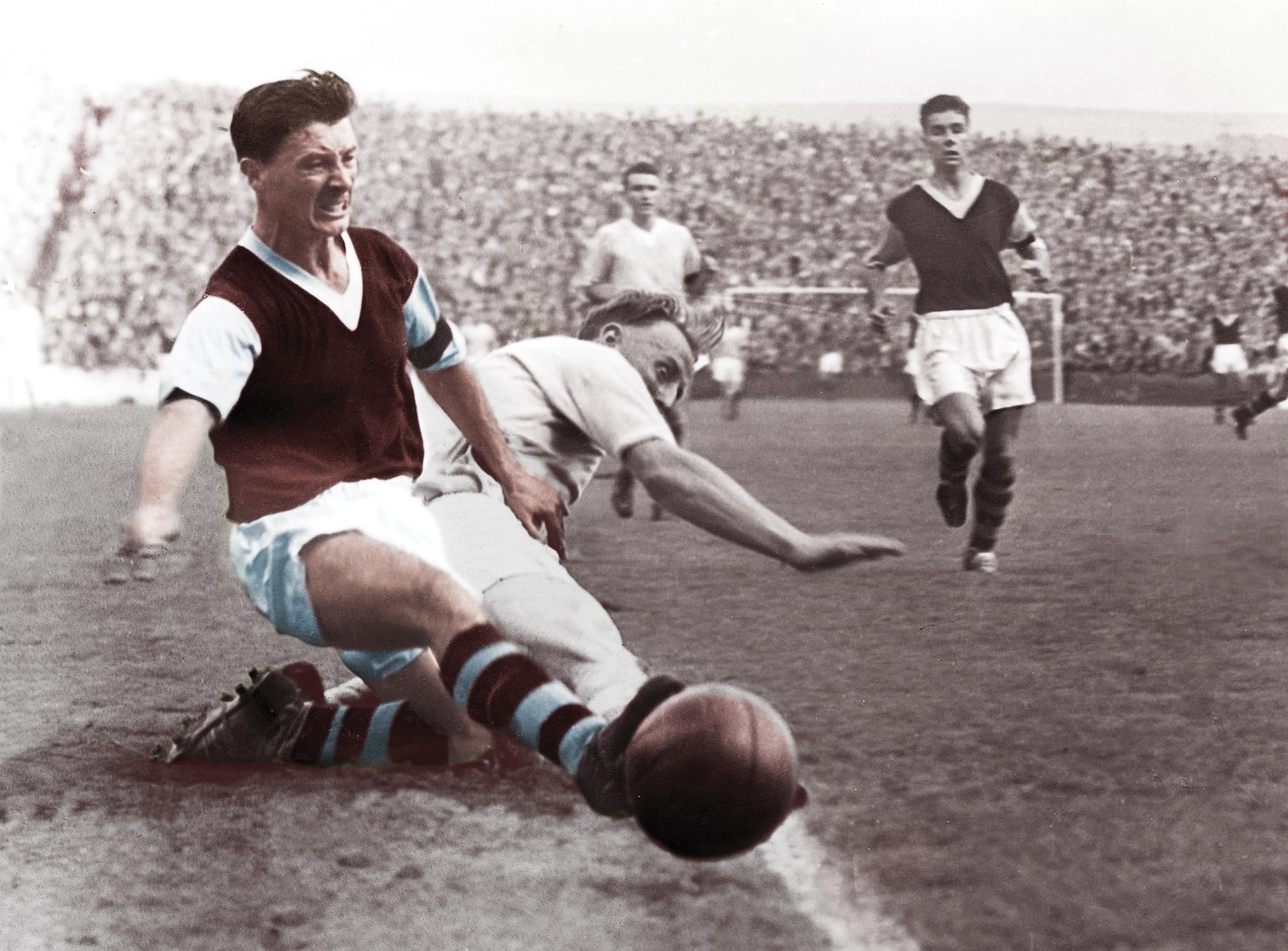 2000x1480 Jimmy McIlroy Burnley FC, Desktop