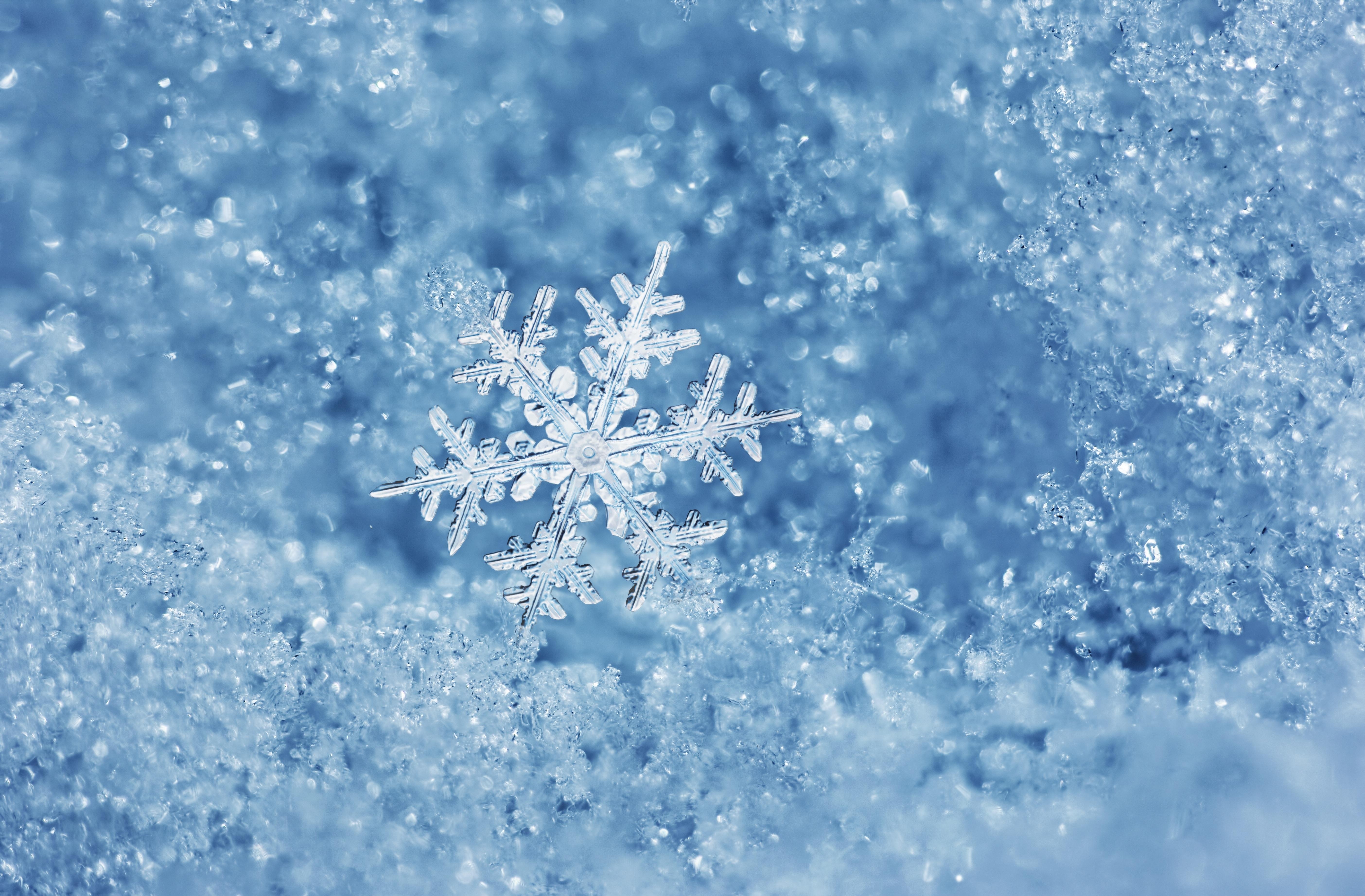 5620x3690 Snowflake, winter, bokeh, winter time, snow wallpaper, Desktop