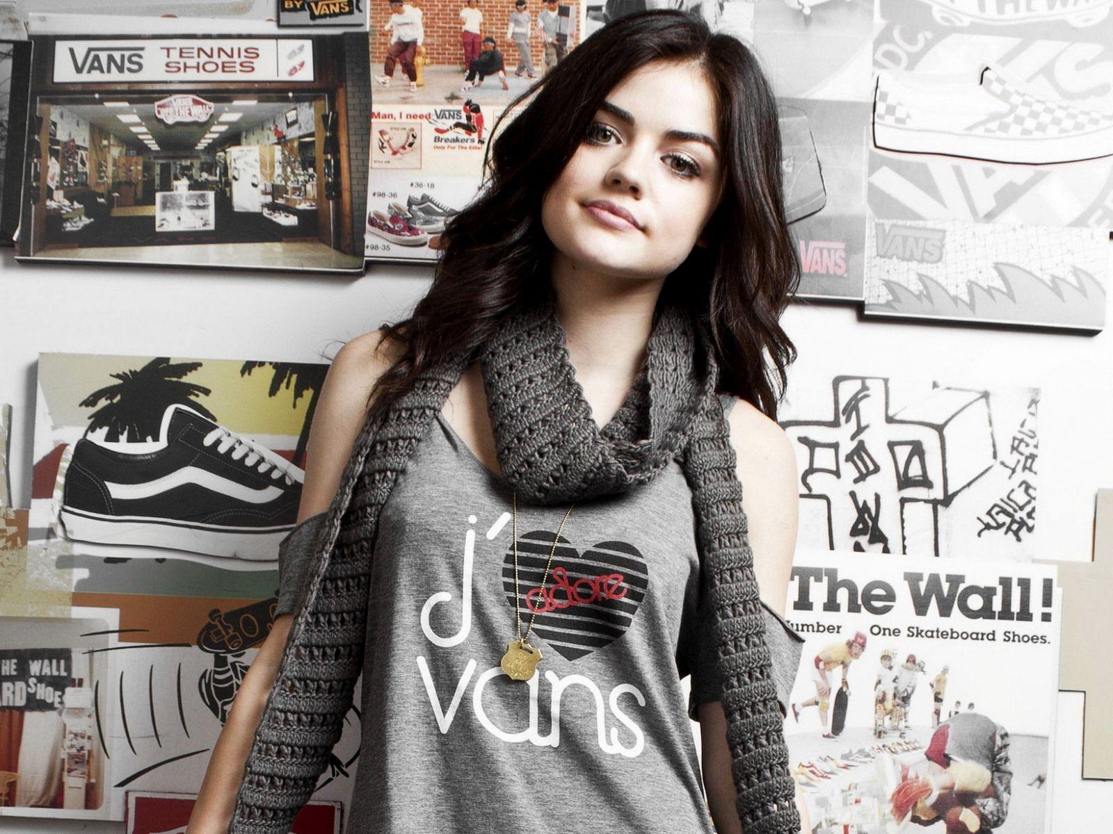 1600x1200 Lovely Wallpaper: Lucy Hale Cute Wallpaper, Desktop