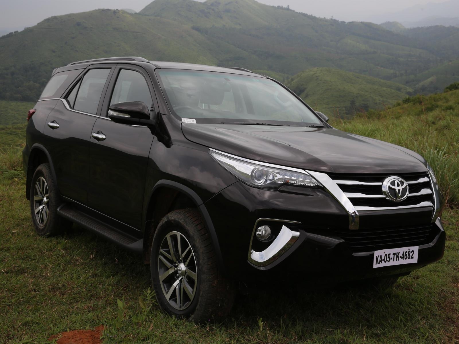 1600x1200 Toyota Fortuner wallpaper, free download, Desktop