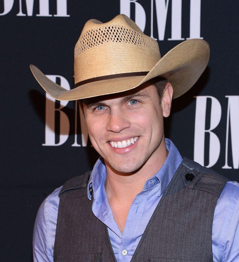 940x1030 Dustin Lynch Photo Photo Annual BMI Country Awards, Phone