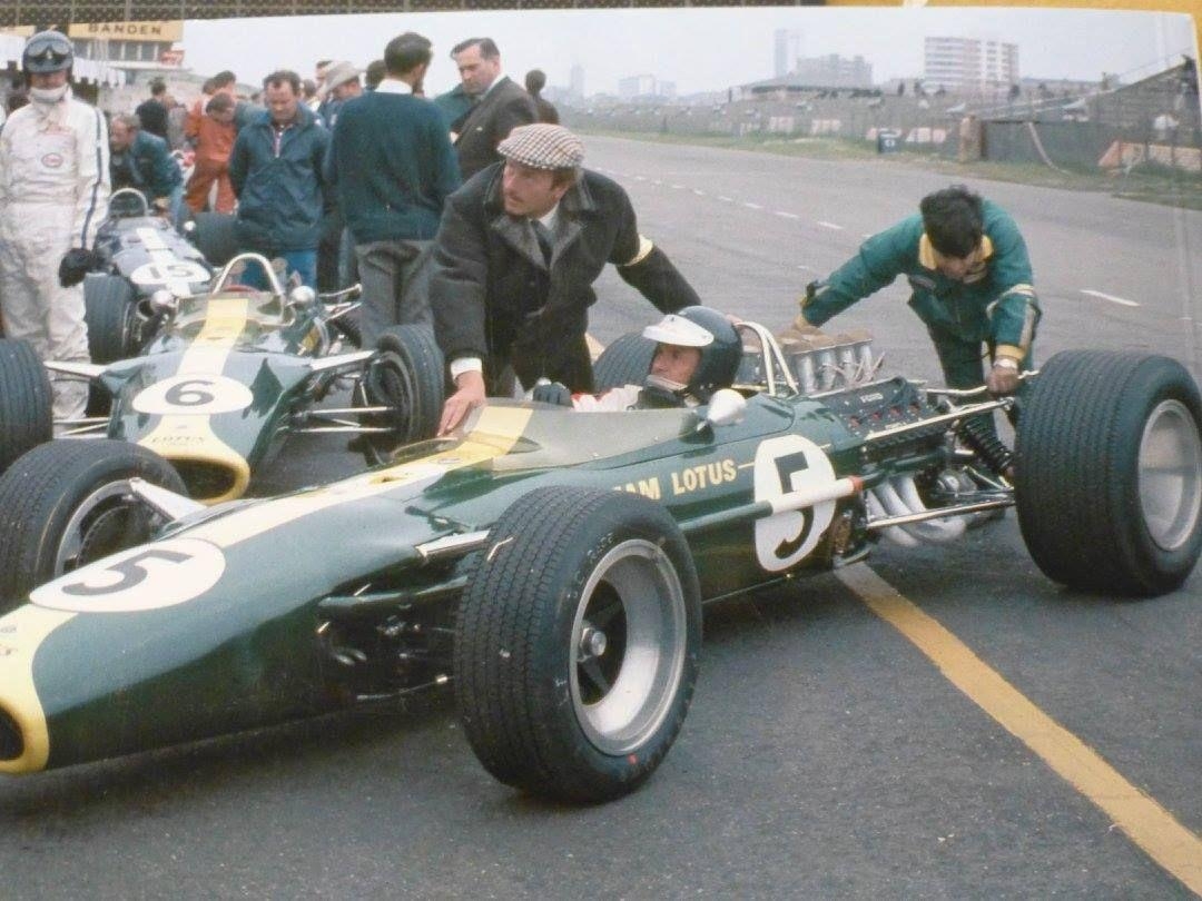 1080x810 Jim Clark, Lotus Zandvoort 1967. Graham Hill, background, Desktop