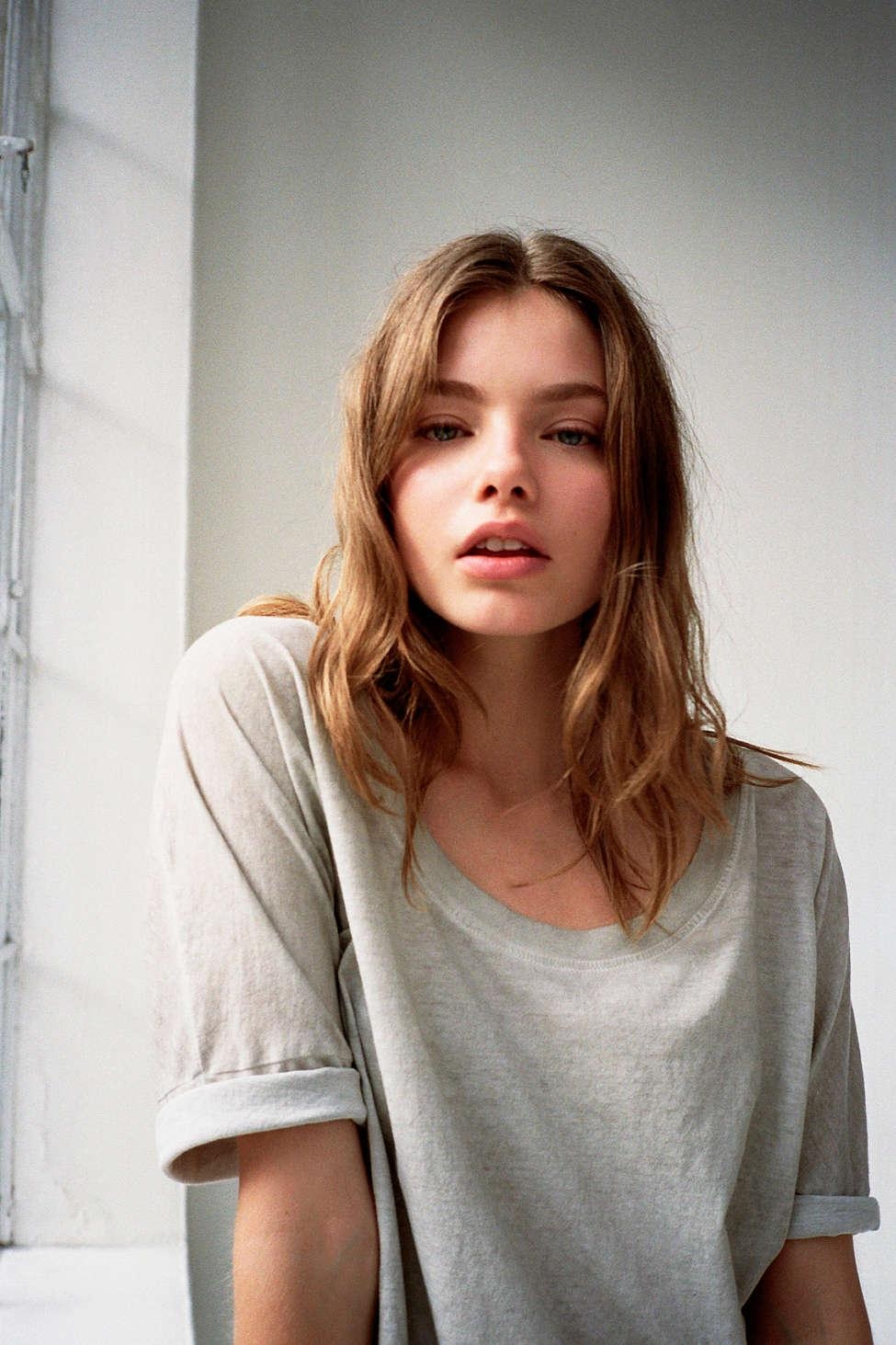 980x1470 Picture of Kristine Froseth, Phone