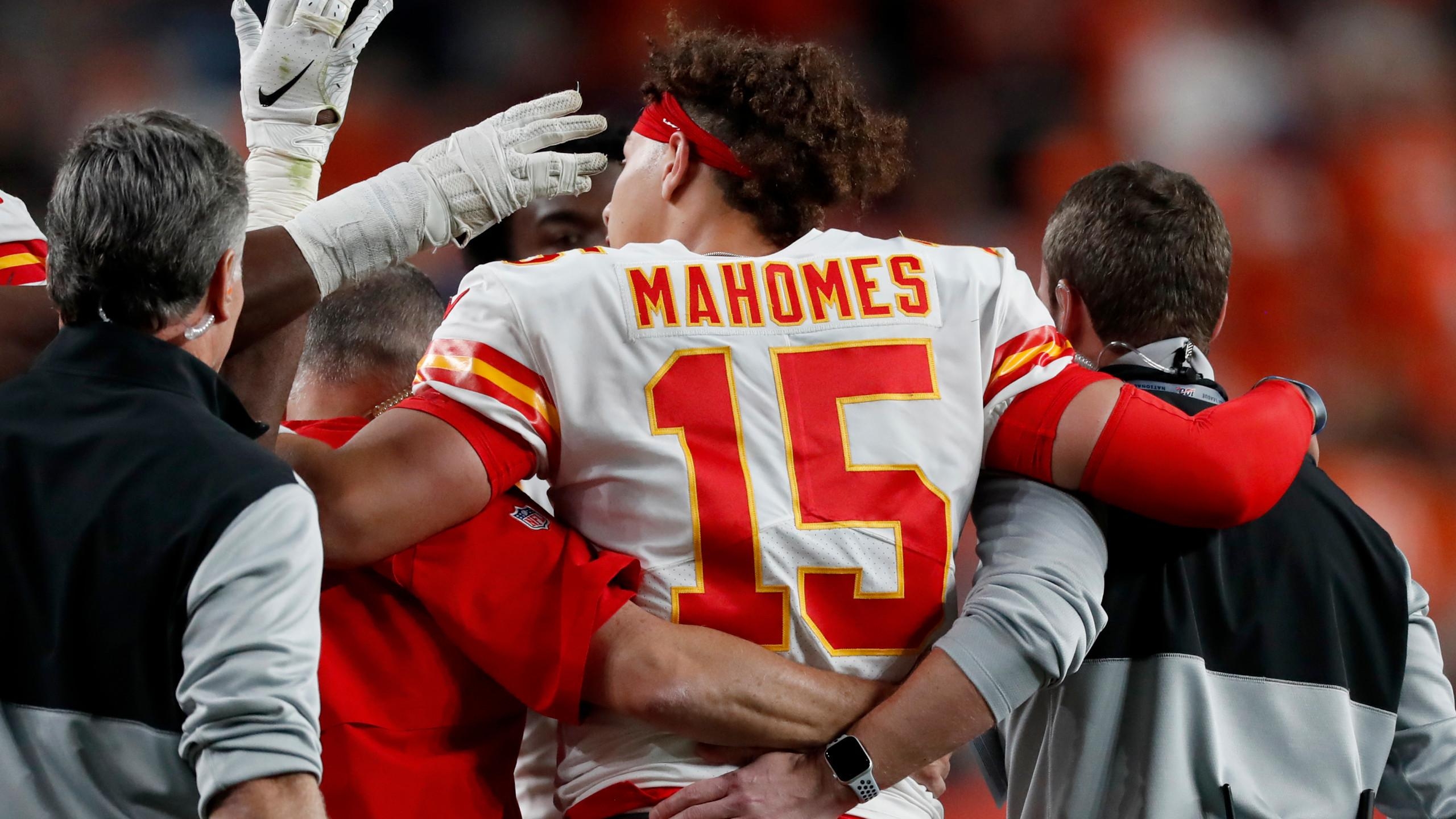 2560x1440 Patrick Mahomes hurts knee in Chiefs' win over Broncos, Desktop