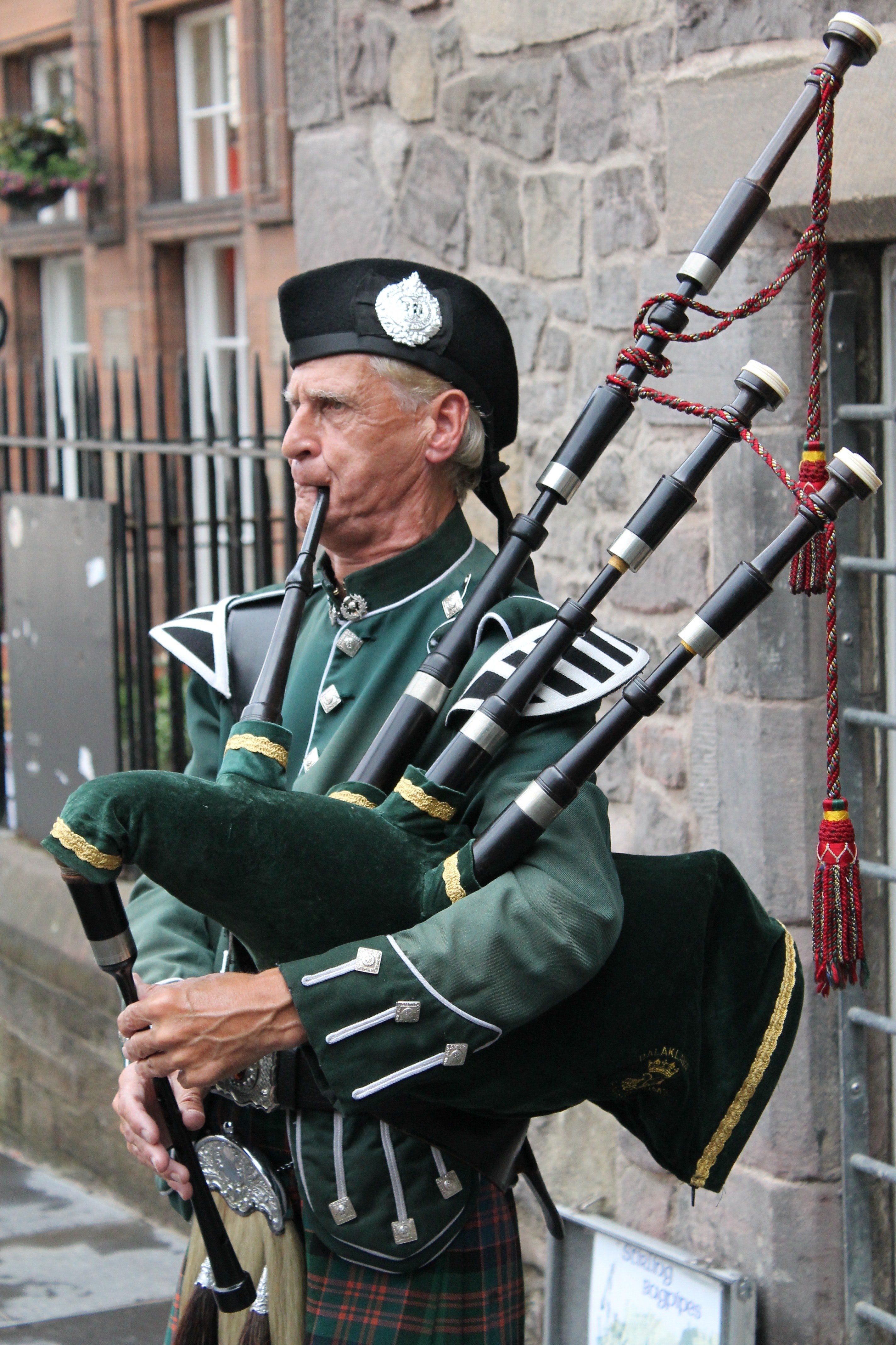 2850x4280 Interesting Bagpipes Photo, Phone