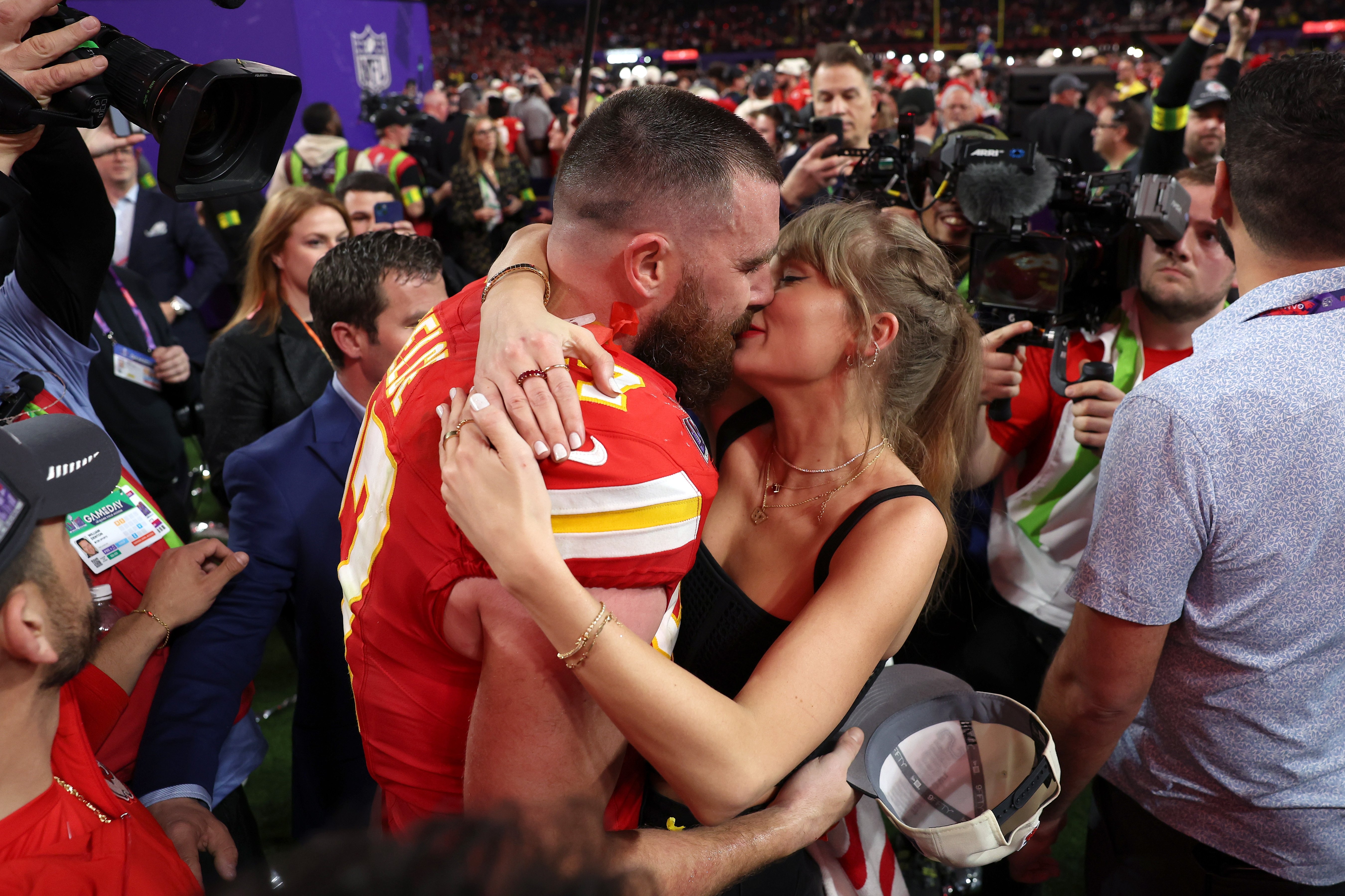 5400x3600 Taylor Swift, Travis Kelce kiss after, Desktop