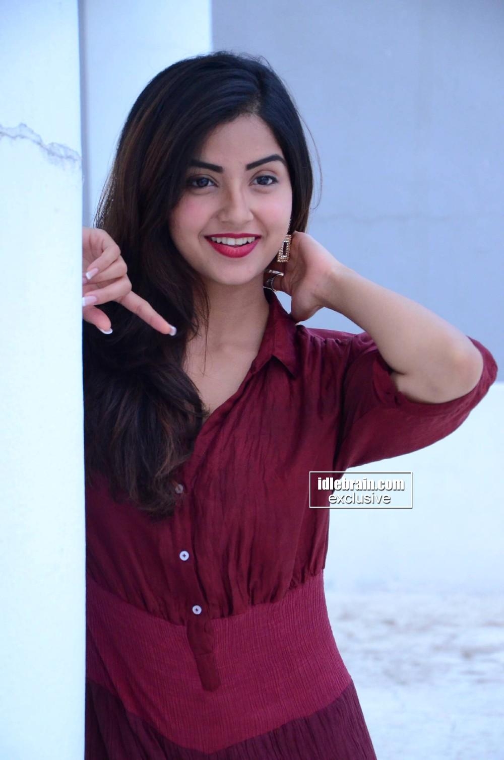 1000x1510 Kashmira Pardeshi photo gallery cinema actress, Phone