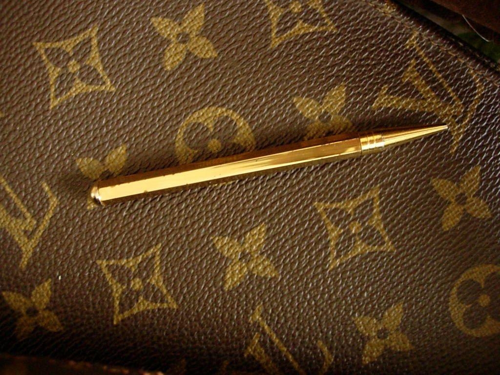 1030x770 gold wallpaper louis vuitton, Desktop