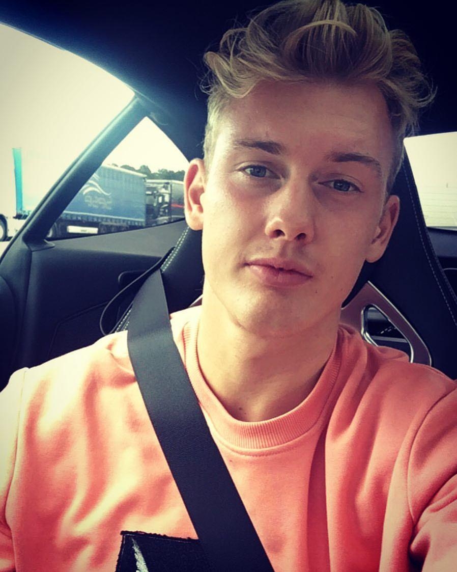 900x1130 Julian Brandt 在 Instagram 上发布：“day off”. Football. Julian, Phone