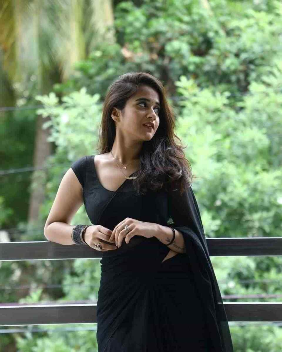 960x1200 Beauty in black DeepthiSunaina looking hot in black saree, Phone