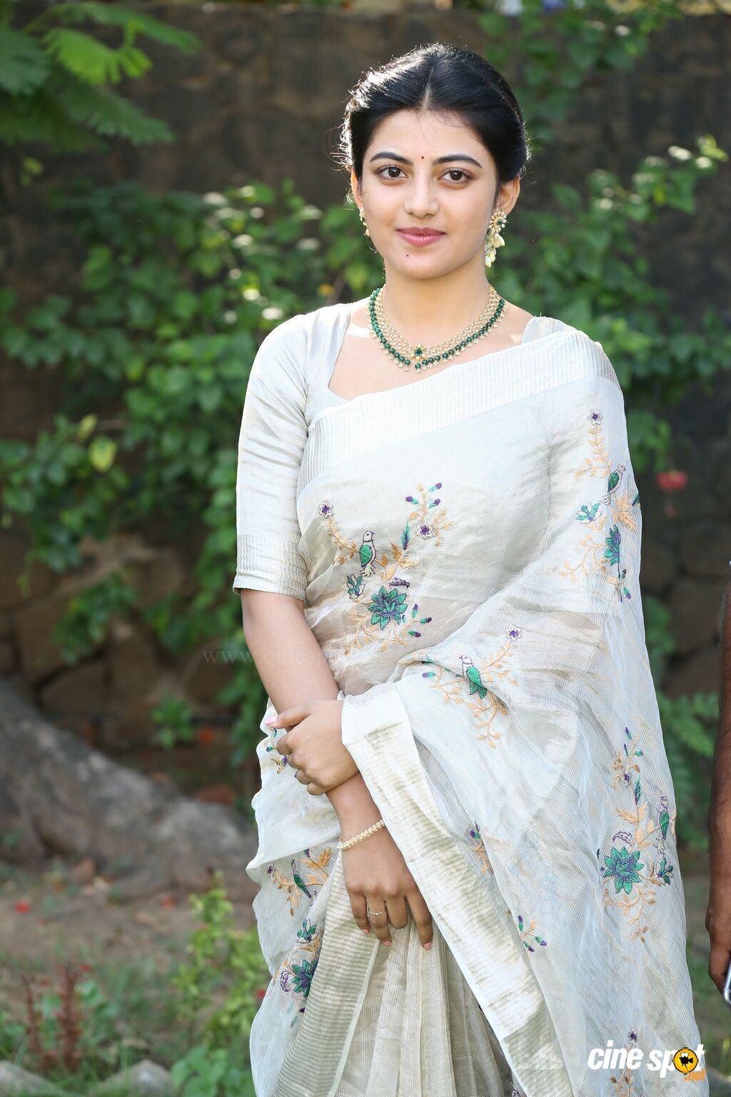 1030x1540 Anandhi at Pariyerum Perumal Press Meet (1), Phone