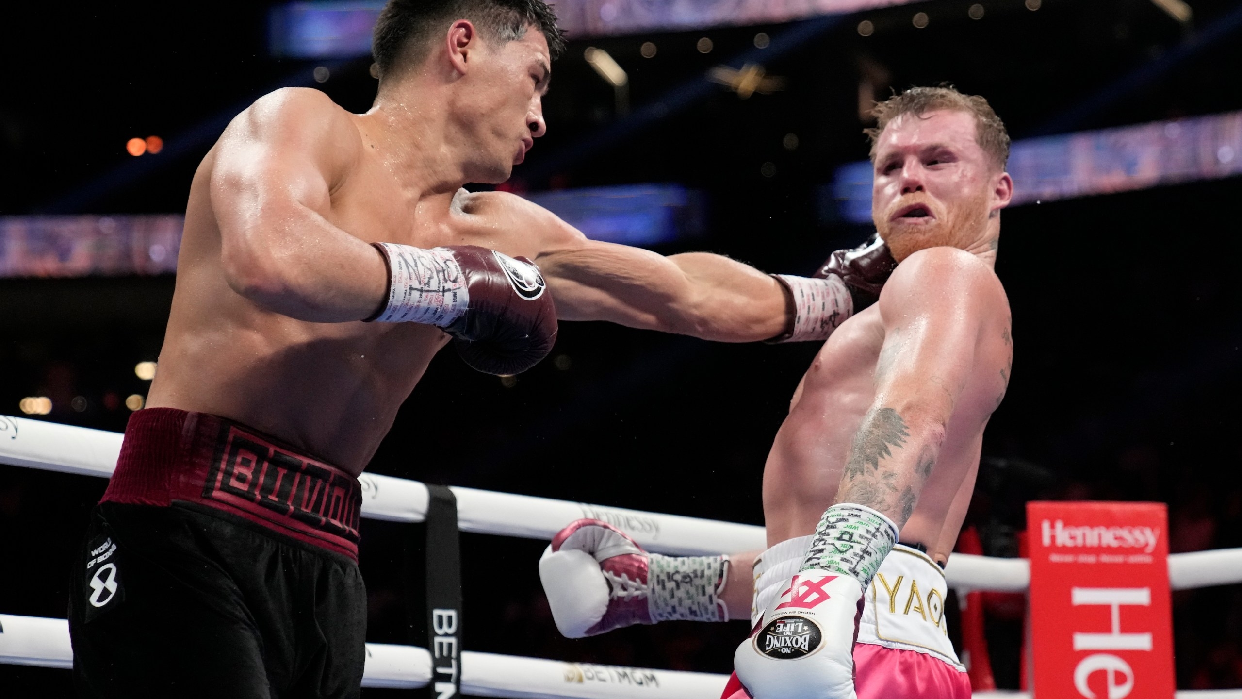 2560x1440 Unbeaten Bivol posts upset of Canelo, Desktop