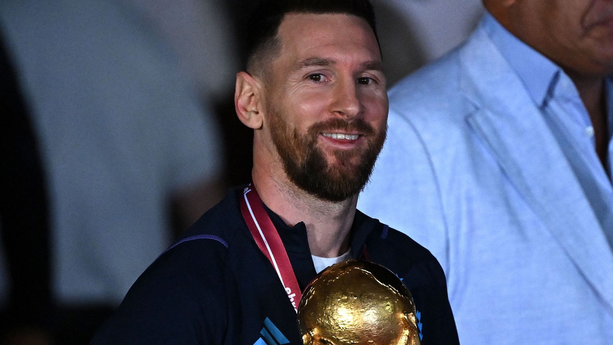 1960x1100 Lionel Messi tells Jorge Valdano: I'll keep playing in this shirt until the 2026 World Cup, Desktop