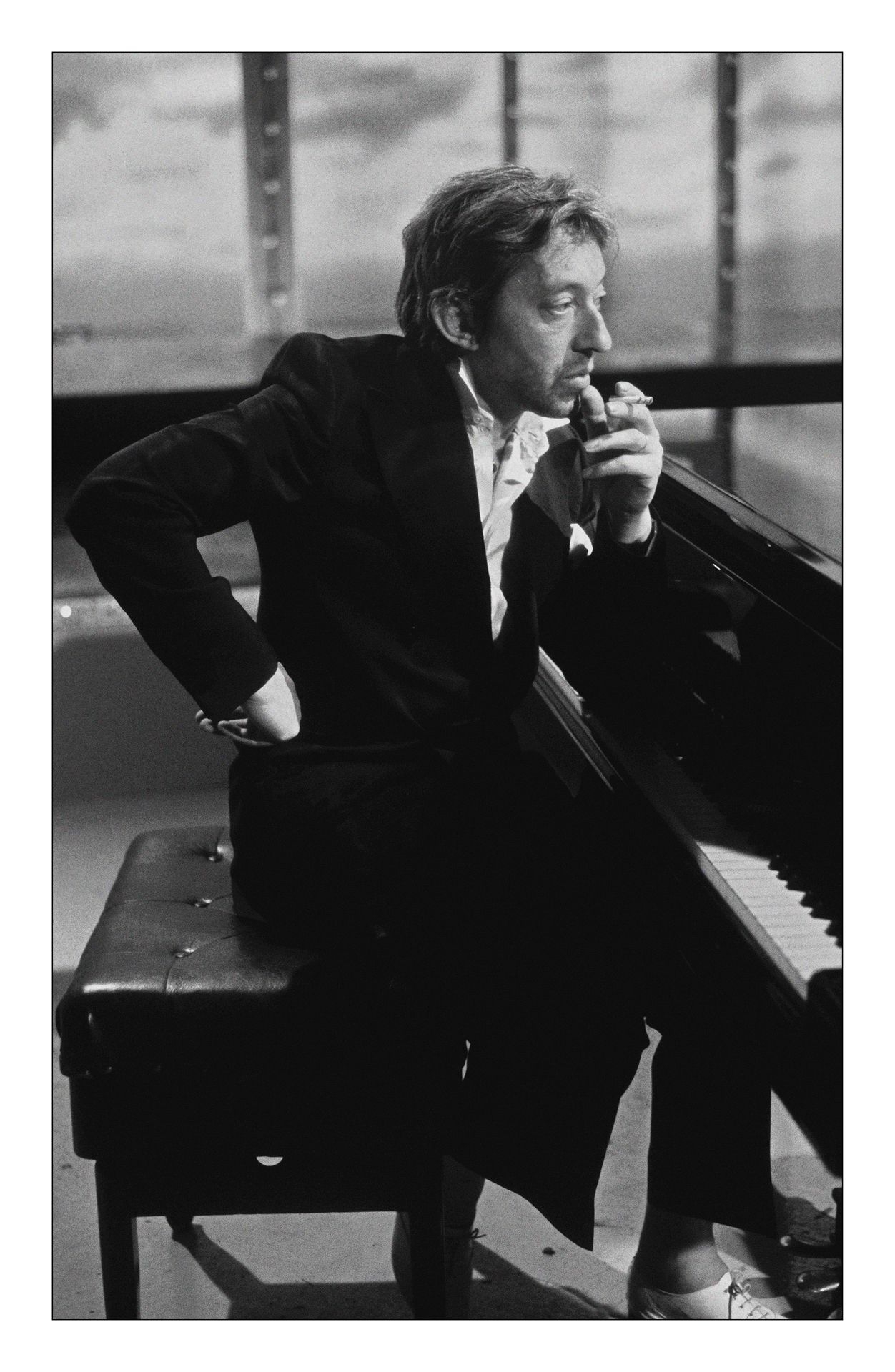 1260x1920 Serge Gainsbourg par Jacques Benaroch, 1979. Photographie. Artsper. Serge gainsbourg, Portrait, Singer, Phone