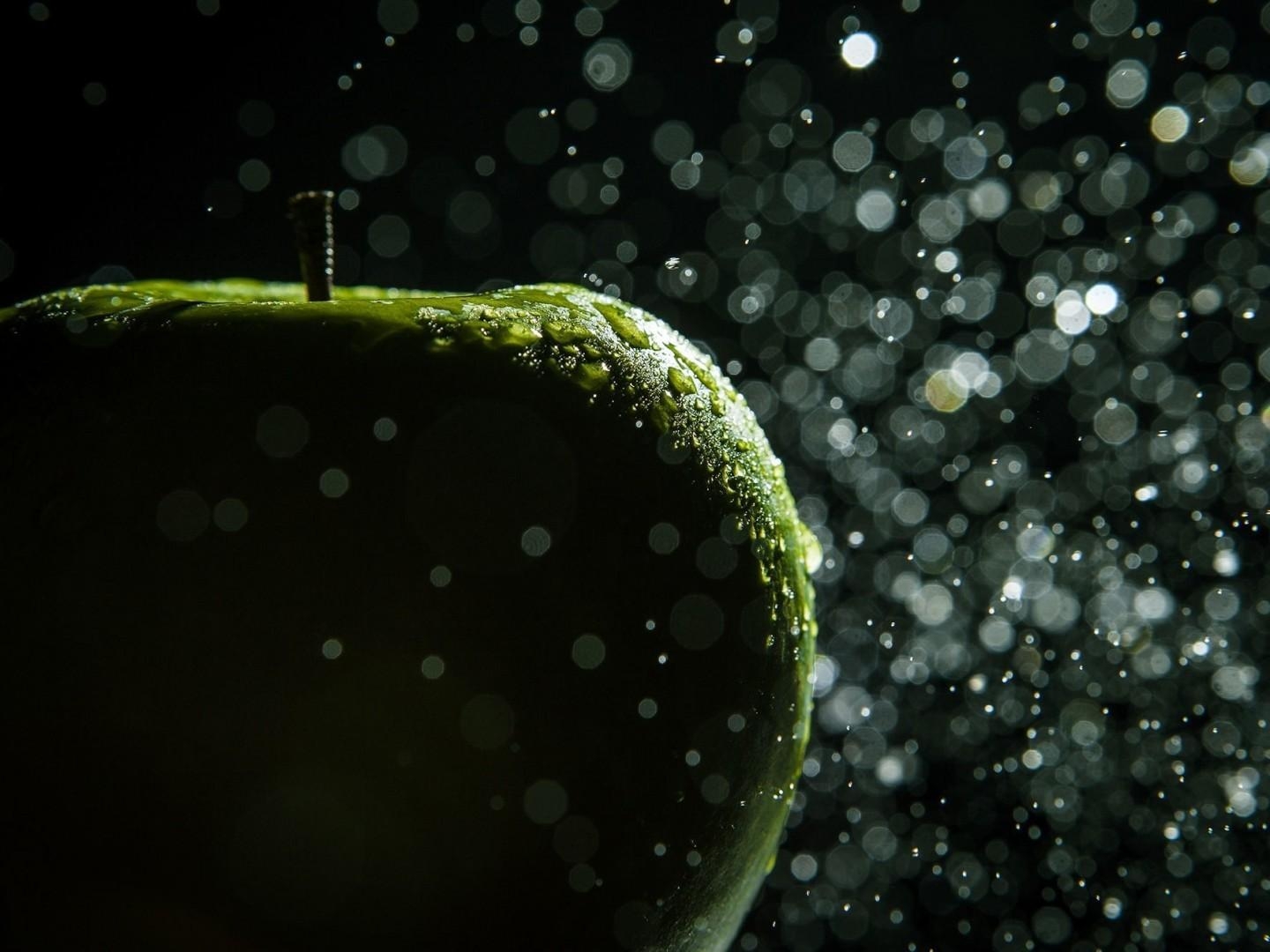 1440x1080 Download  Green Apple, Bokeh, Macro, Water, Fruits, Desktop