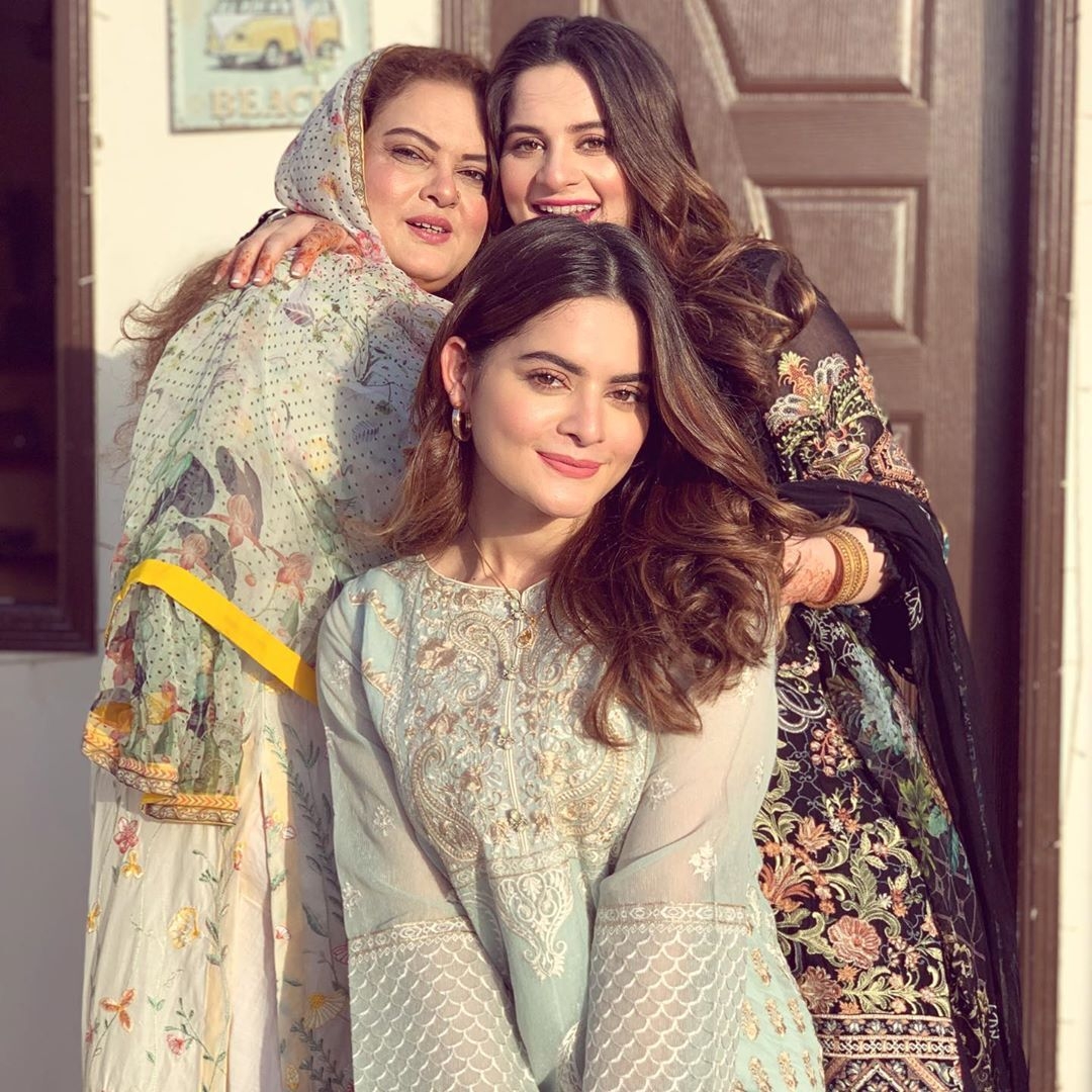 1080x1080 Aiman Khan & Minal Khan Eid Picture with Family, Phone