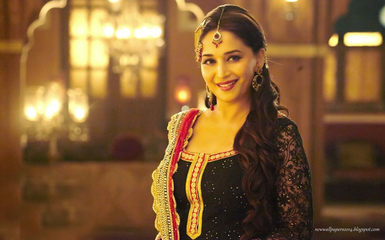1600x1000 Hot Madhuri Dixit Wallpaper, Desktop