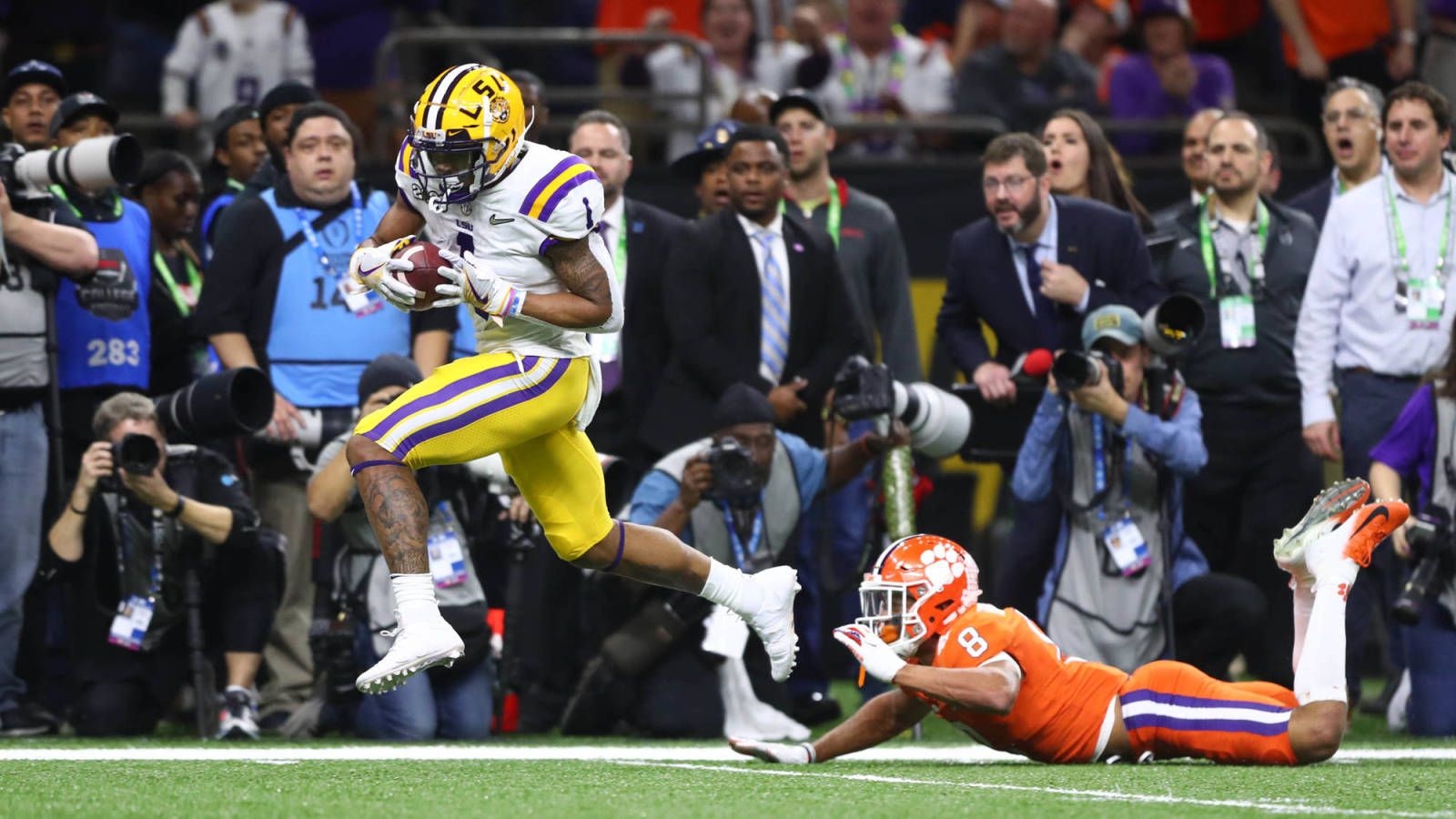 1600x900 Watch: Joe Burrow with perfect deep toss to Ja'Marr Chase on 52, Desktop