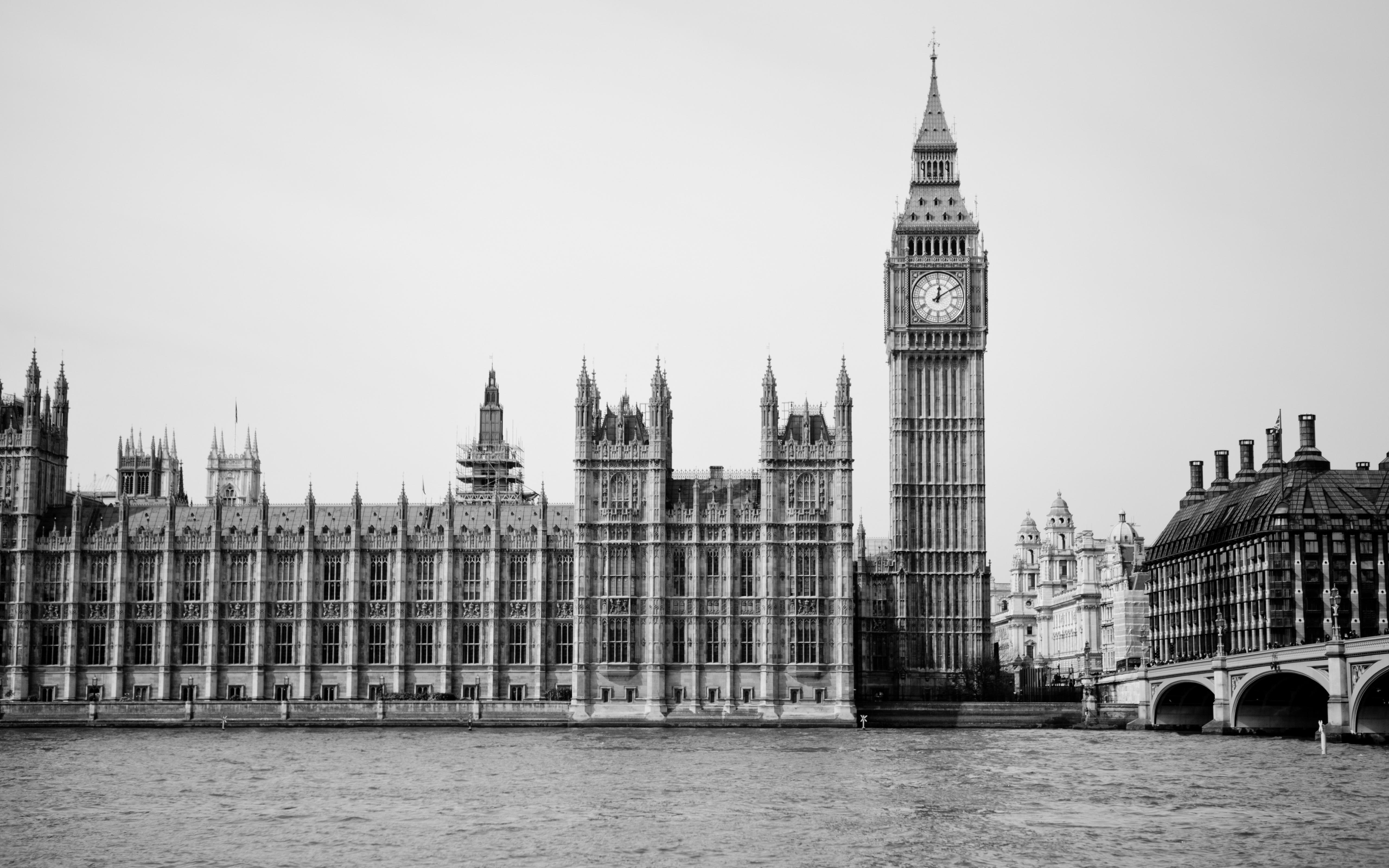 5120x3200 Download Wallpaper Tower, Spire, River Thames, Monochrome, Houses, Desktop