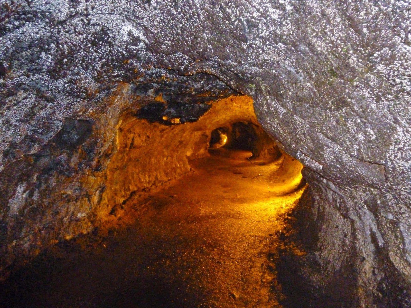 1600x1200 American Travel Journal: Nāhuku Lava Tube'i, Desktop