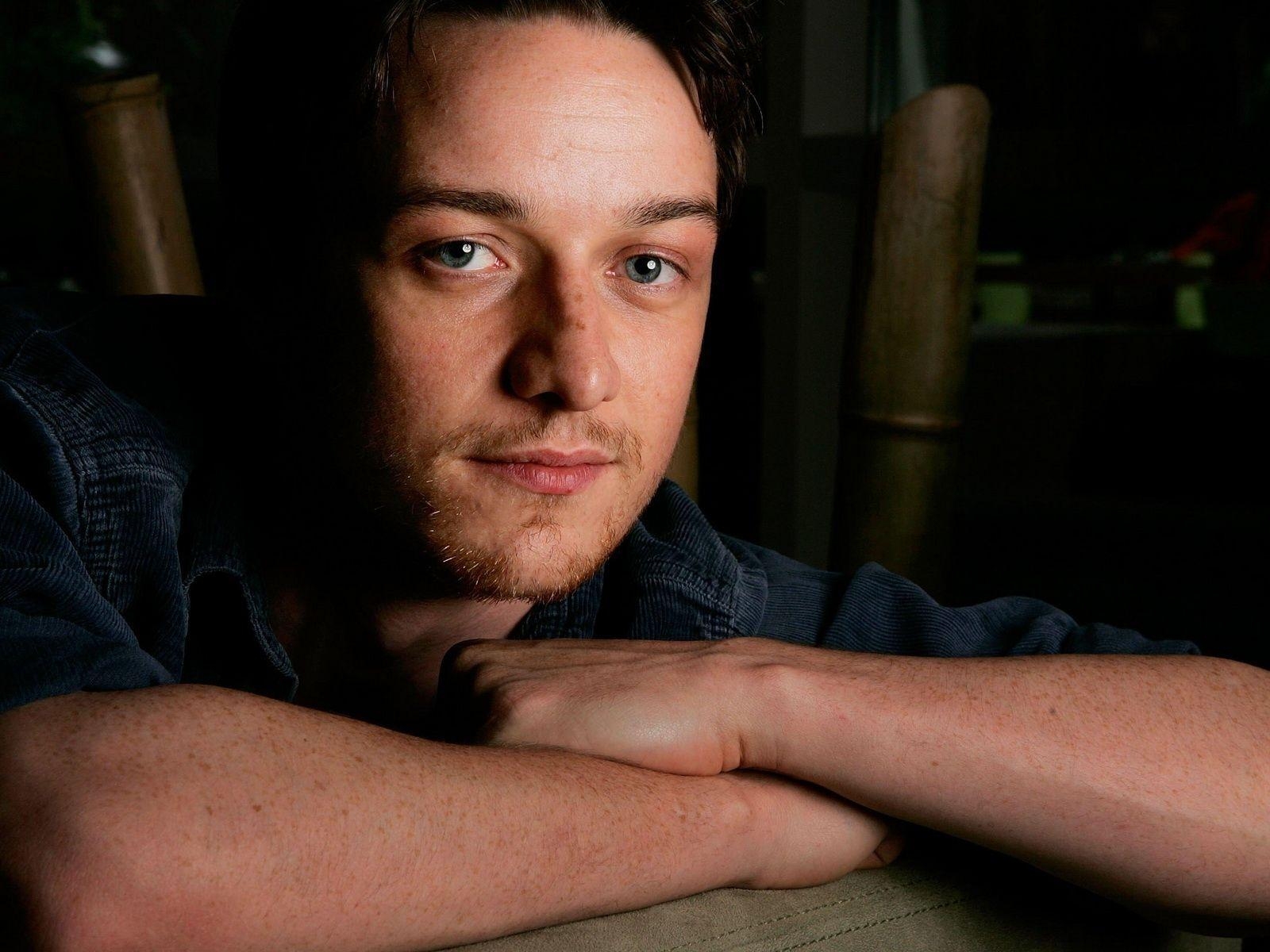 1600x1200 Wallpaper James mcavoy, Actor, Blue eyes, Hands, Charming HD, Desktop