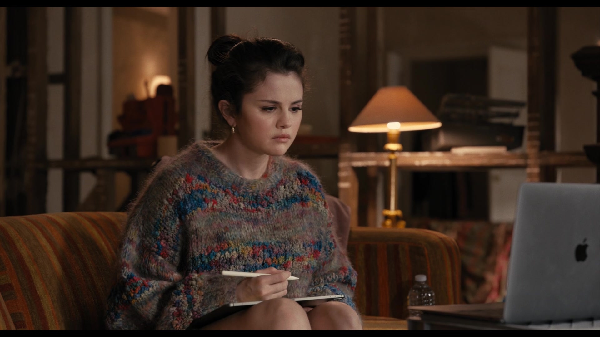 1920x1080 Apple MacBook Air Laptop Of Selena Gomez As Mabel Mora In Only Murders In The Building S01E02 Who Is Tim Kono (2021), Desktop