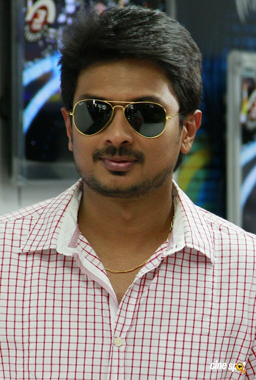 1030x1520 Udhayanidhi Stalin in Idhu Kathirvelan Kadhal Photo (6), Phone