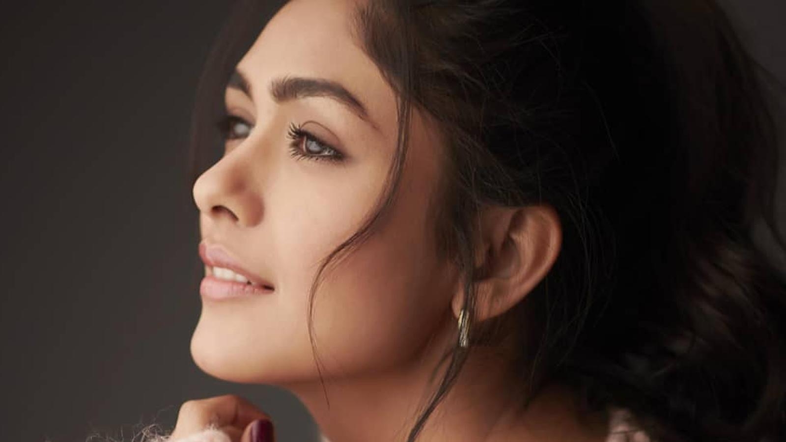 1600x900 Mrunal Thakur shares tips to impress the fashion police, Desktop