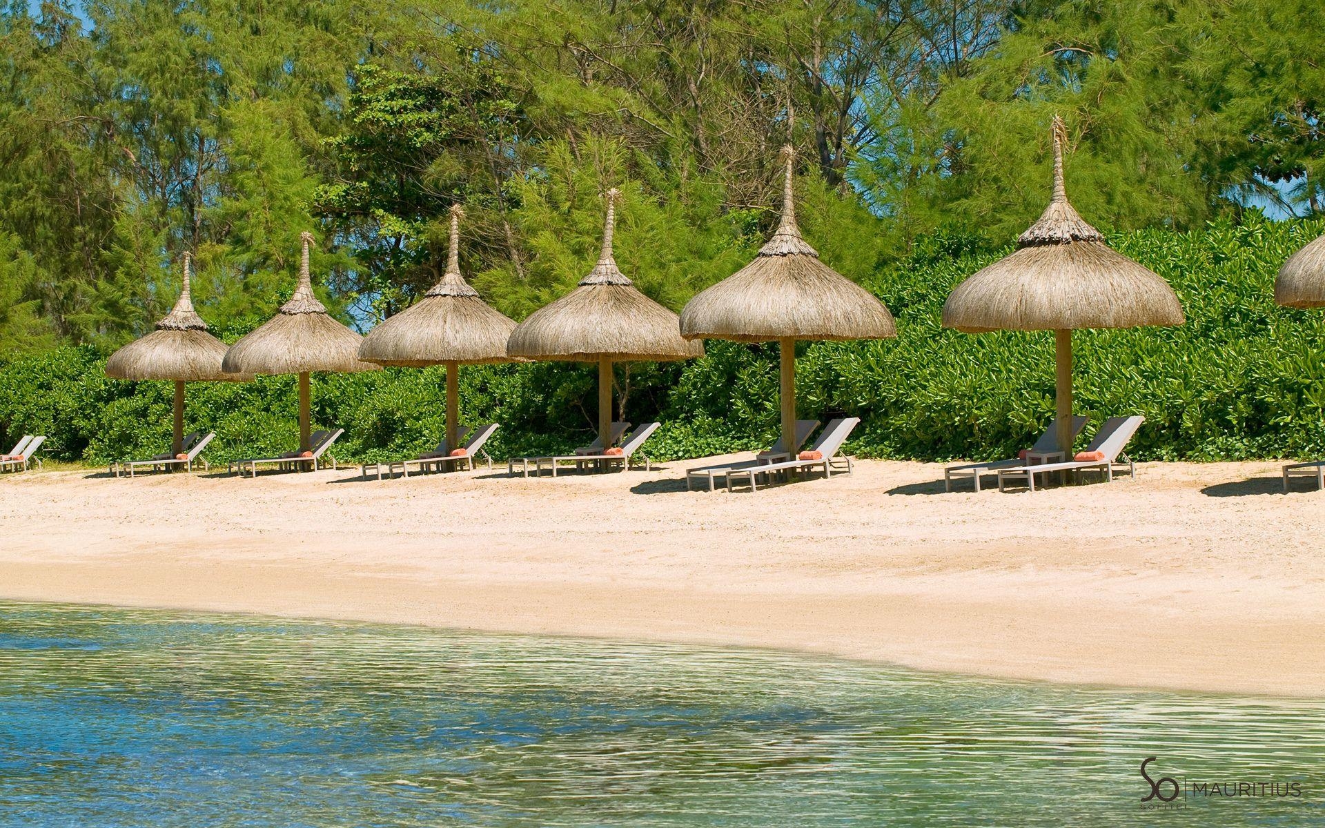 1920x1200 Thatched umbrellas on the Mauritius beach, Desktop