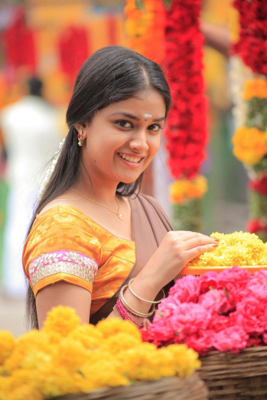 900x1350 Keerthi Suresh Stills From Rajini Murugan Movie, Phone