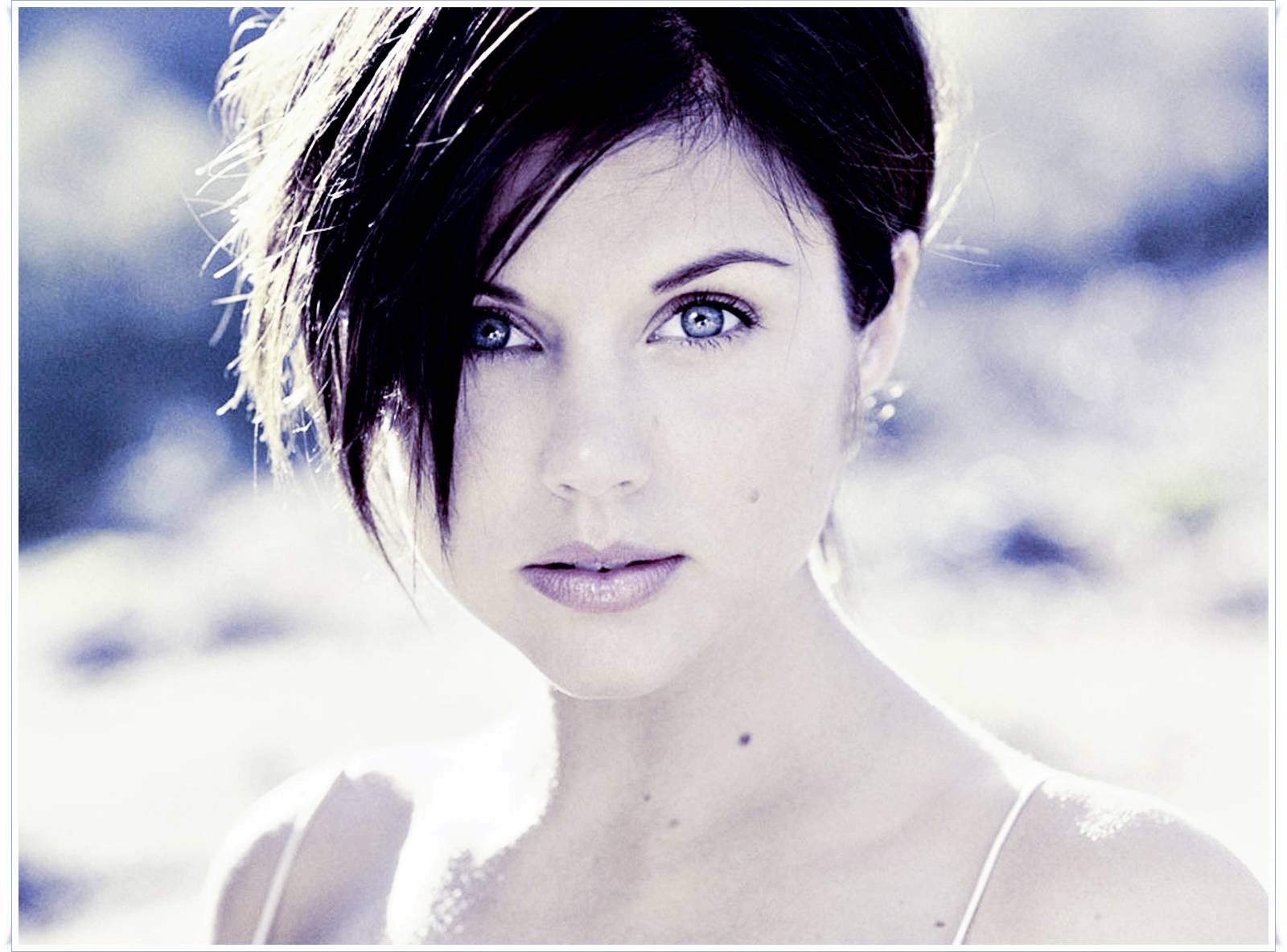 1600x1190 Tiffani Amber Thiessen Short Hair. HD Wallpaper Image, Desktop