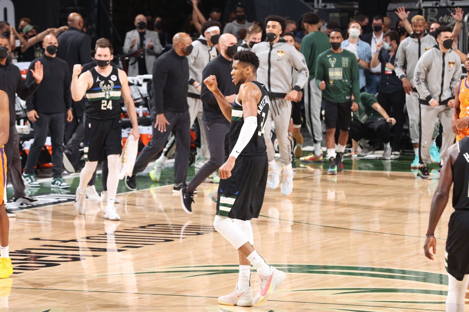 1570x1050 Giannis Antetokounmpo wins 2021 Bill Russell NBA Finals MVP award, Desktop