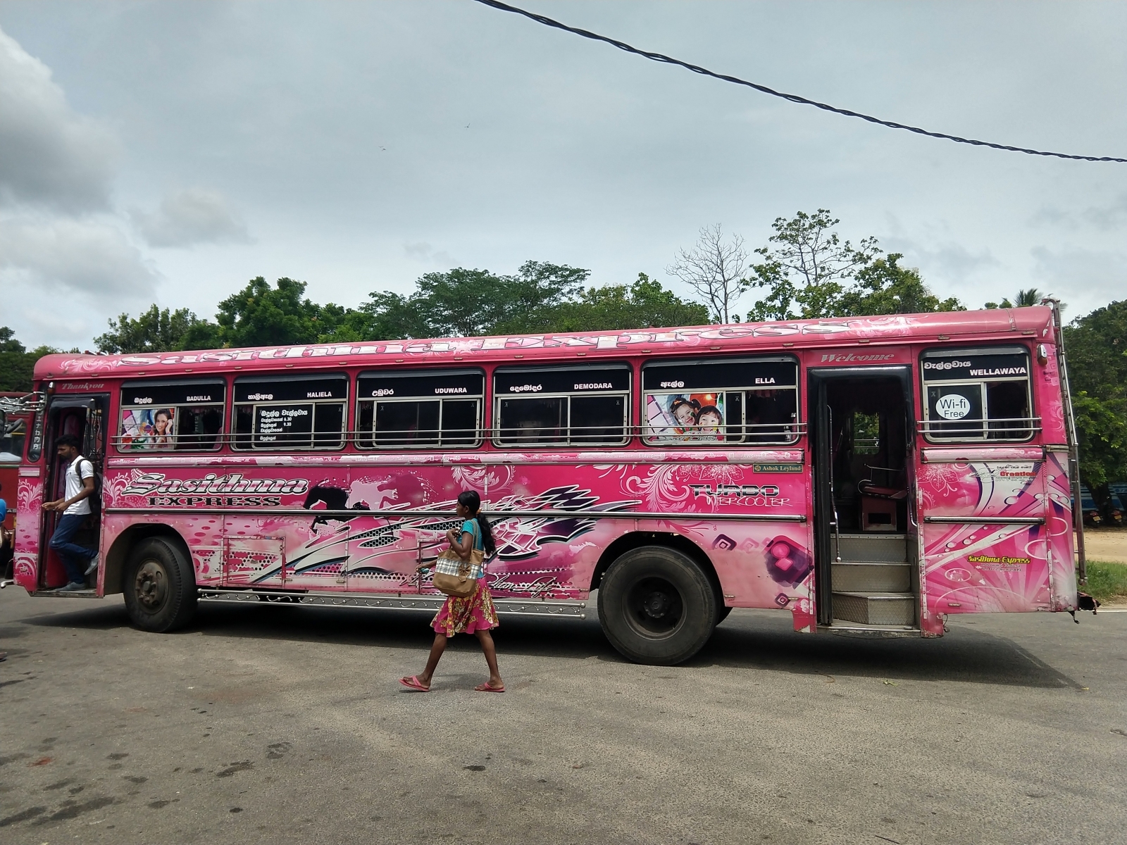 1600x1200 Sri Lanka Buses. Traveling around Sri Lanka on cheap and colorful buses, Desktop