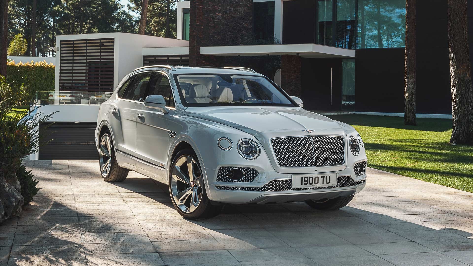 1920x1080 Bentley Bentayga Plugs In For Efficiency, Desktop