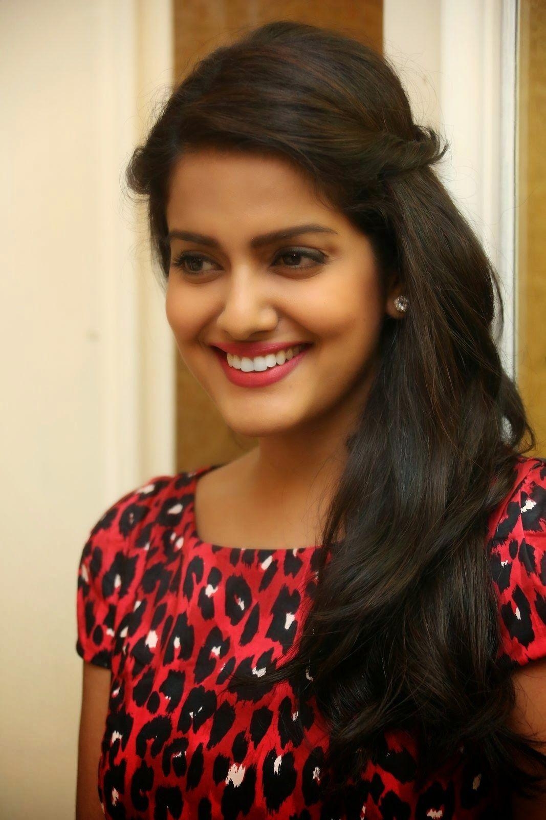 1070x1600 Bollywood actress Vishakha Singh picture Download, Phone