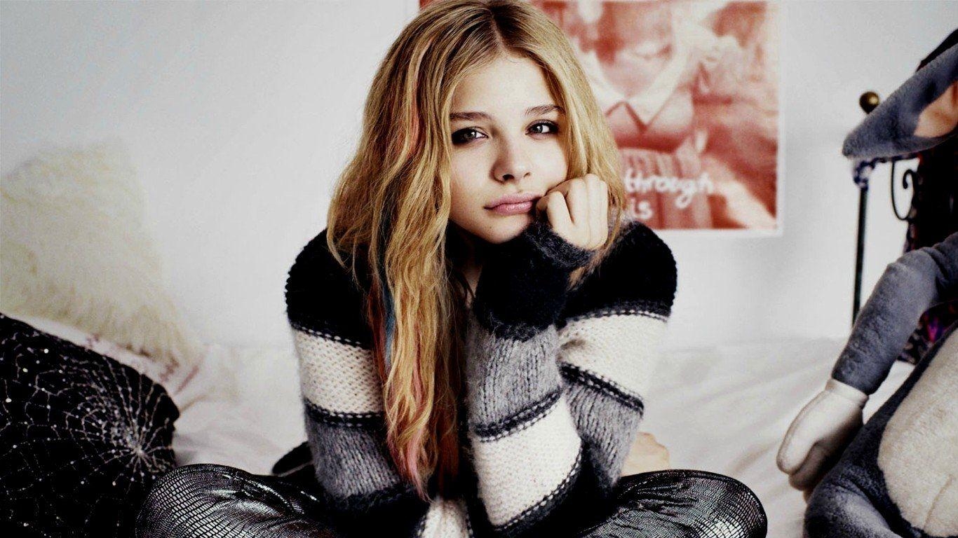 1370x770 Chloë Grace Moretz HD Wallpaper and Background Image, Desktop