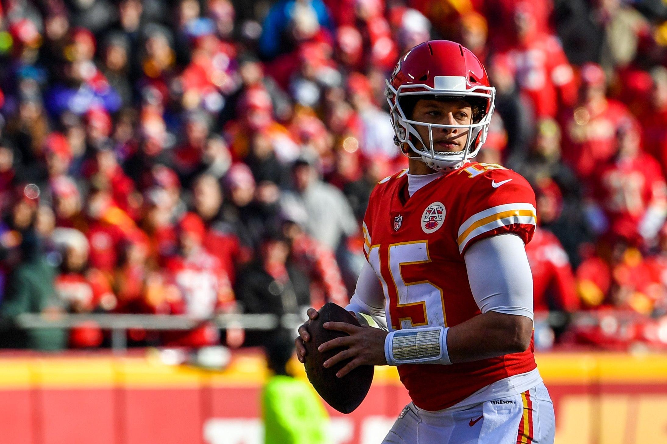 2190x1460 Video: Patrick Mahomes Throws Incredible No Look Pass, Desktop