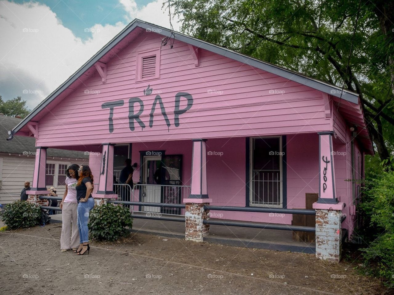 1280x960 Chainz Pink Trap House On Howell Mill In Atlanta, Desktop