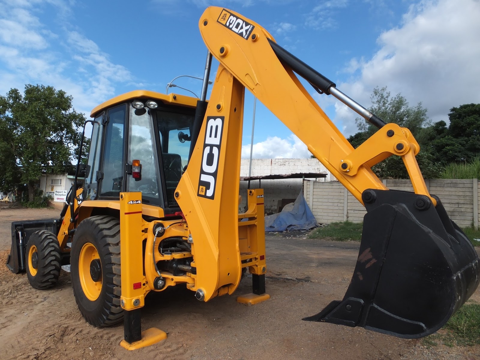 1600x1200 Quippo Valuers and Auctioneers Pvt Ltd: Used Backhoe Loader 3Dx 4dx JCB Sale SREI Equipment Finance Limited Live Auction Pune, Desktop