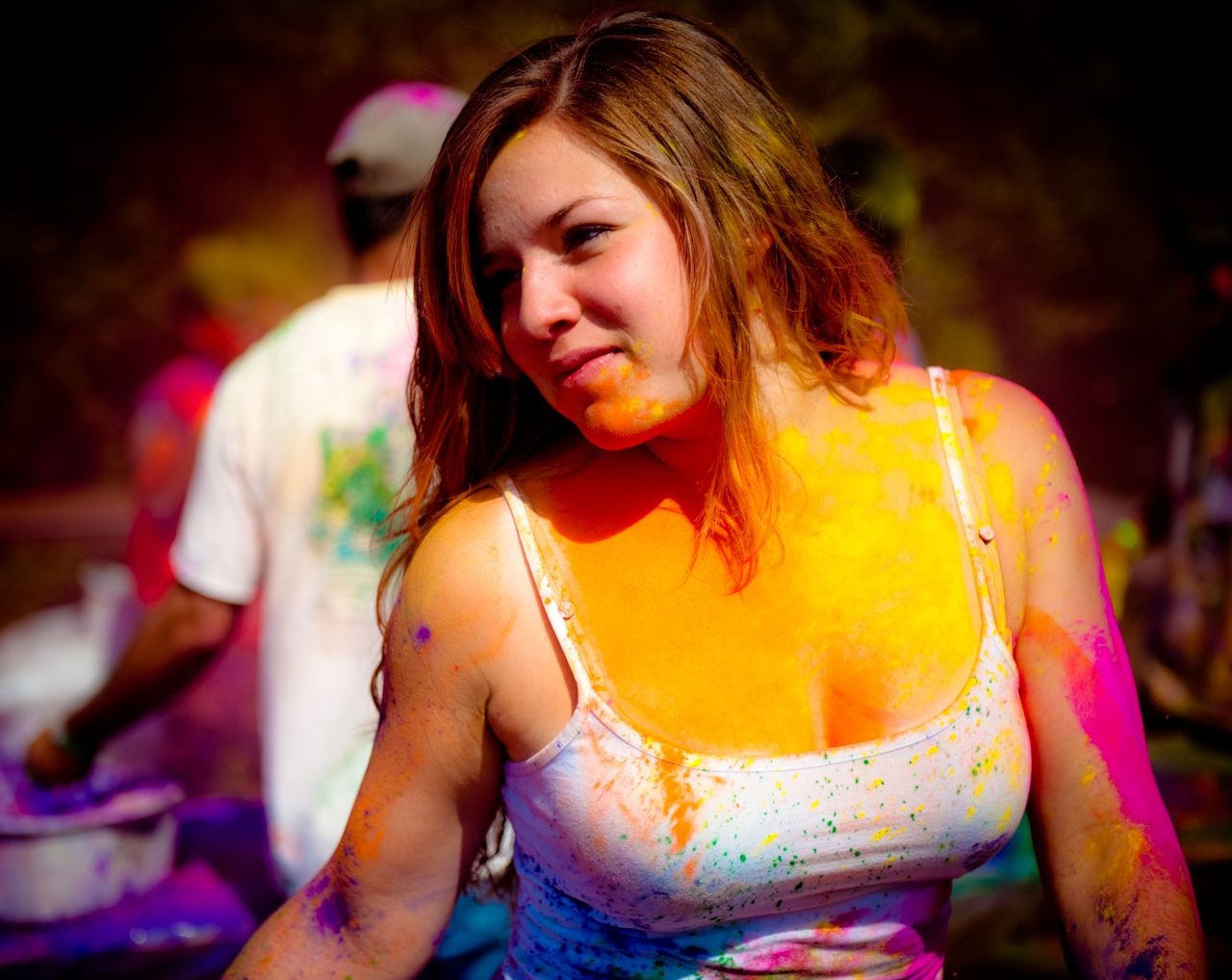 1280x1020 A cute girl celebrating holi festival, Desktop