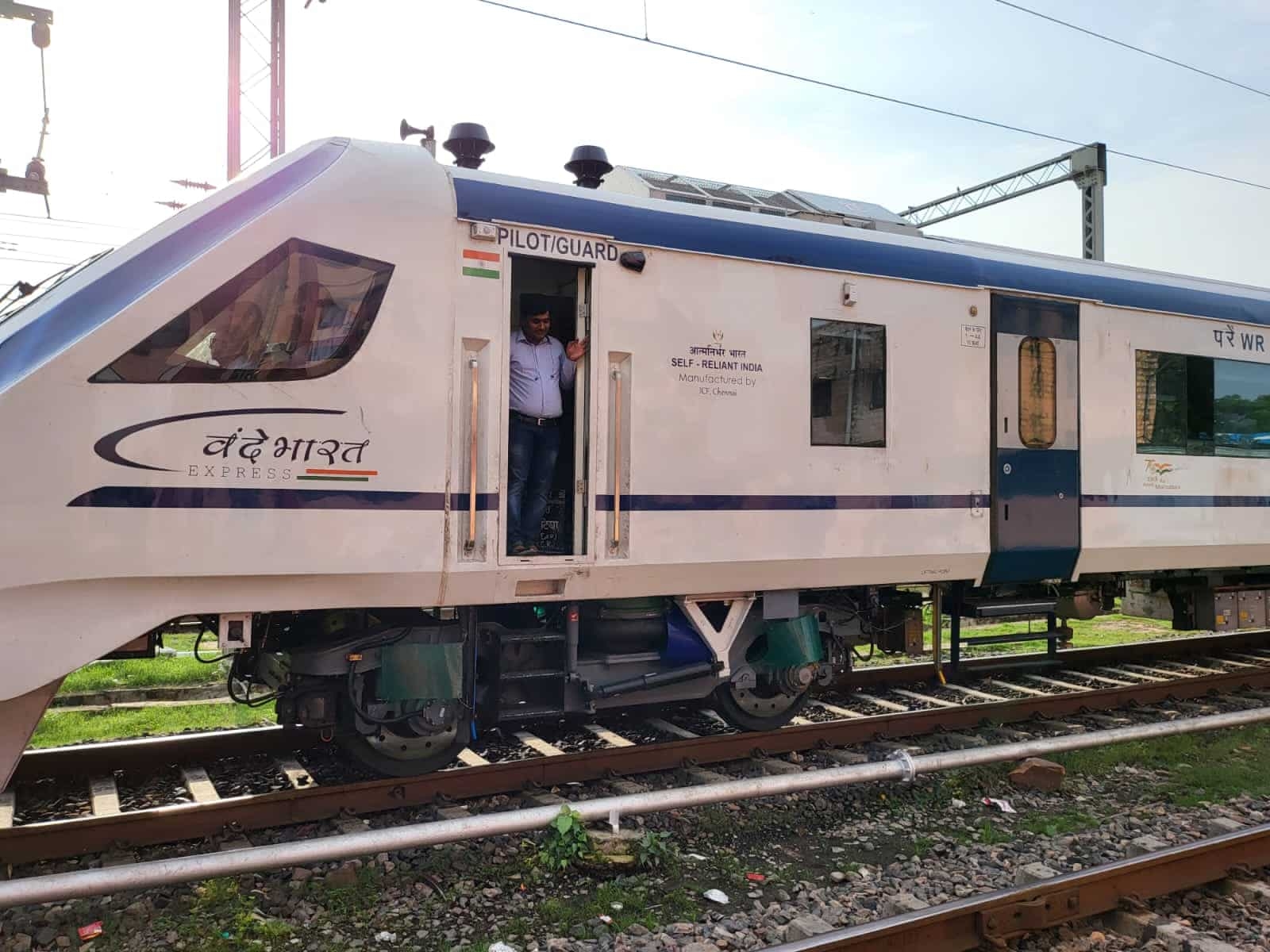 1600x1200 Thrilling! Vande Bharat Express At 180 Kmph, Desktop