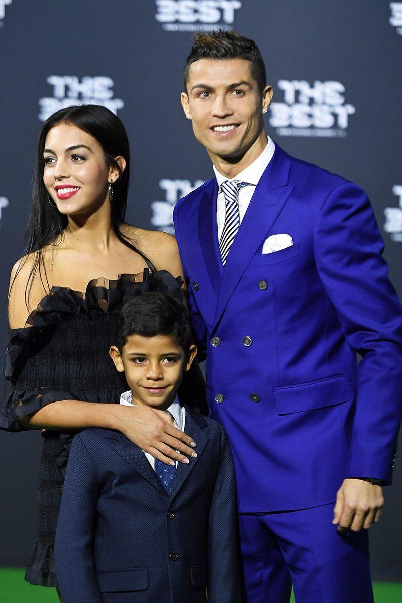 800x1200 Cristiano Ronaldo & Georgina Rodriguez Pics: See Photo Of, Phone