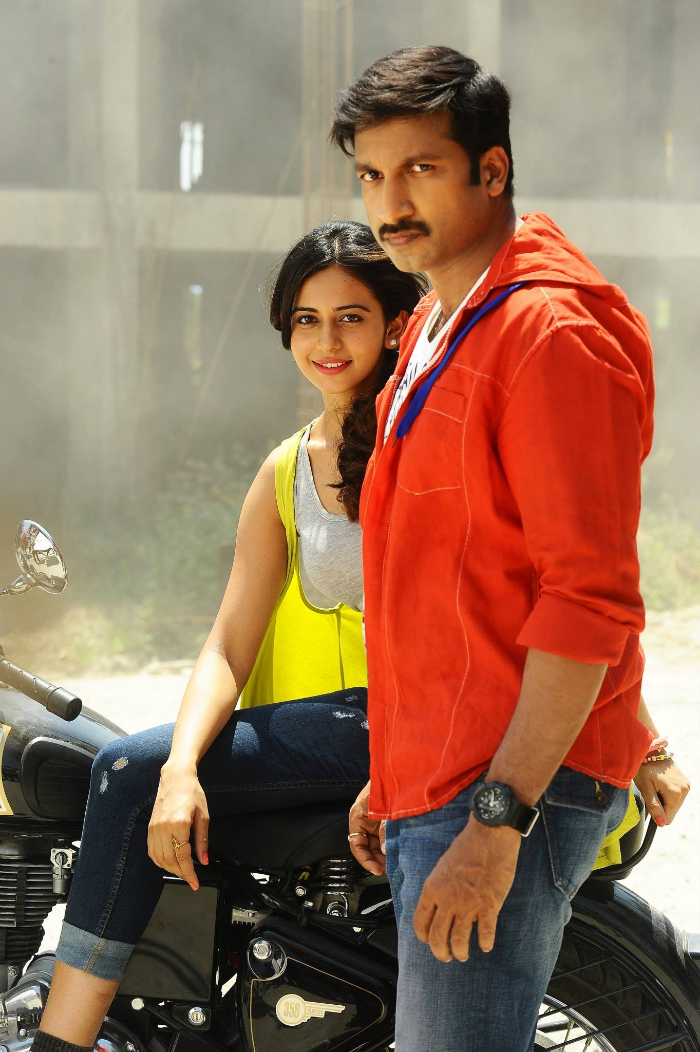 1370x2050 Loukyam Movie Latest Photo Stills Gopichand Rakul Preet Singh, Phone