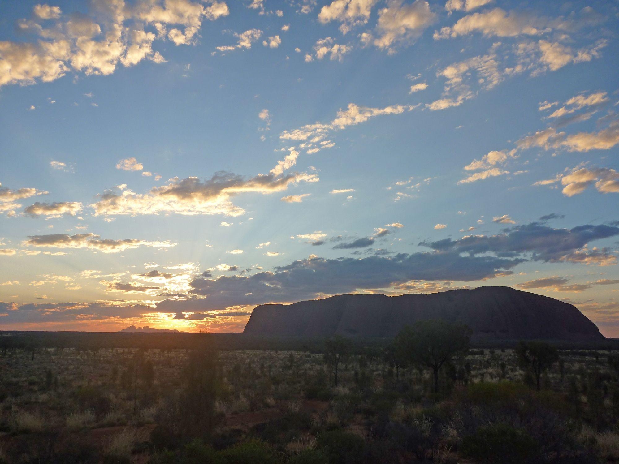 2000x1500 Uluru Kata Tjuta National Park Media Centre, Desktop